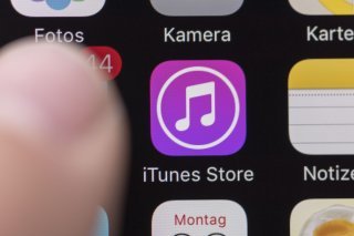 Le mastodonte de Cupertino est accusé de favoriser ses propres applications dans sa boutique, au détriment de versions concurrentes. (archive) KEYSTONE/CHRISTIAN BEUTLER